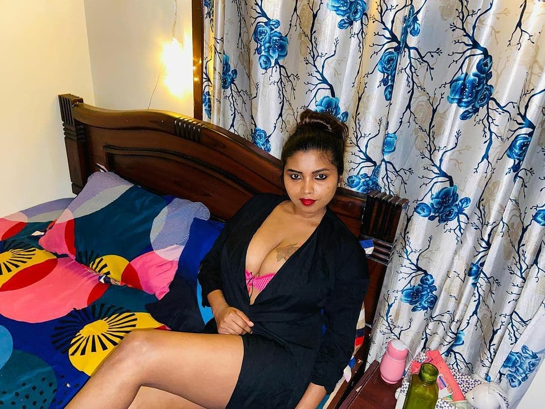 Actress Elakkiya Latest Hot Cleavage Stills & Pics