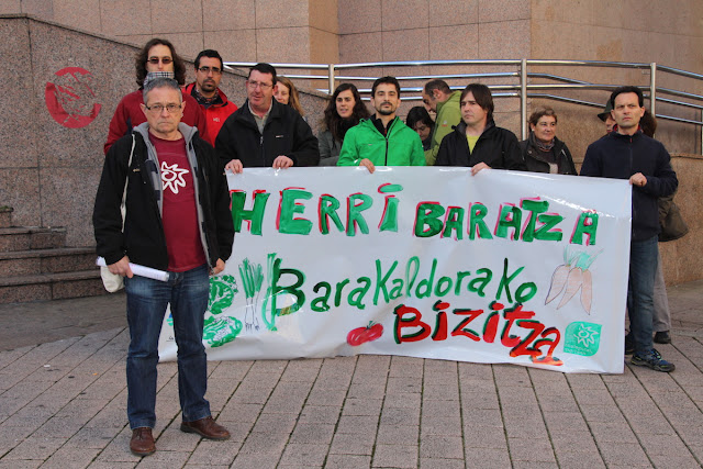 Javier Vázquez, ante el palacio de justicia