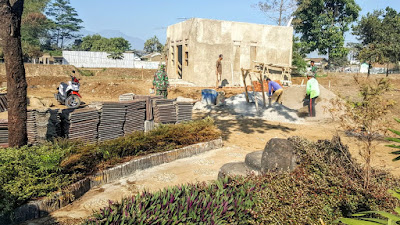 Satgas Sektor 5 Bangun Mushola Dan Taman Edukasi di Bantaran Citarum Bojong Emas