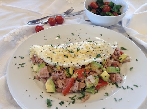 Omelete de claras com abacate e atum (com farinha de linhaça e sementes de chia)