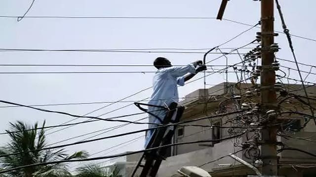 बिजली चोरी में 8 लोगों के ऊपर मुकदमा दर्ज