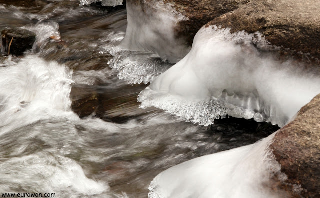 Rocas con hielo en río a velocidad lenta