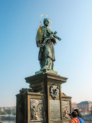 Статуя святого Яна Непомуцкого в Праге