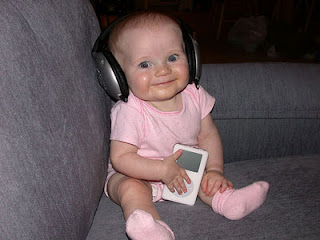 Bayi mendengarkan musik