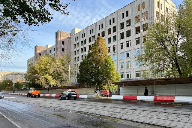 Минаевский переулок, бывший 7-й корпус Российского университета транспорта (МИИТ) (построен в 1985 году; в процессе сноса)