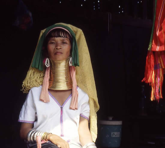 long6 أغرب العادات والتقاليد في قبائل بورما ، ينتج عنها أطول أعناق عند النساء
