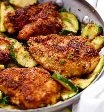 CRISPY PARMESAN GARLIC CHICKEN WITH ZUCCHINI