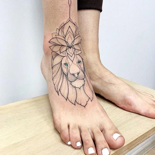 Tatuaje de león elegante para mujer en el pie