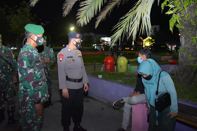 Gabungan TNI-Polri Datangi Warga yang Berkerumun & Tanpa Prokes di Malam Hari