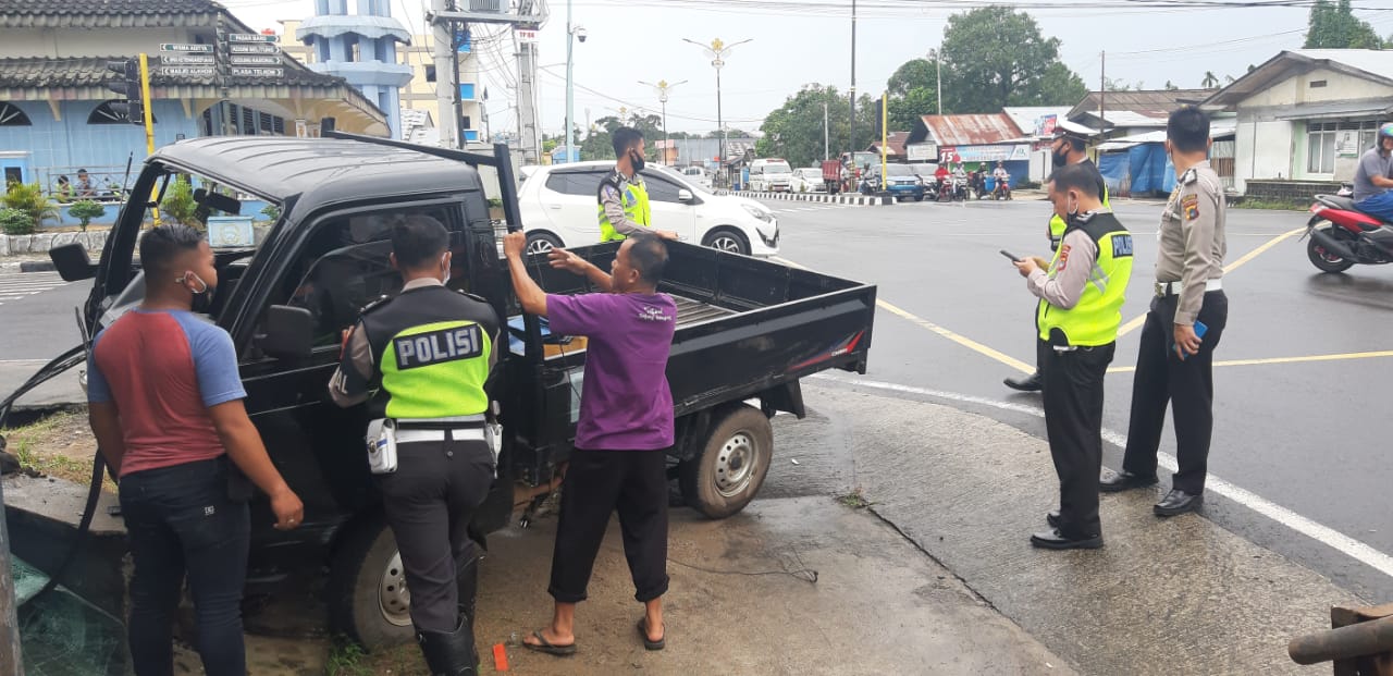 Anggota Satlantas Polres Belitung sedang melakukan evakuasi mobil yang terlibat kecelakaan. IST