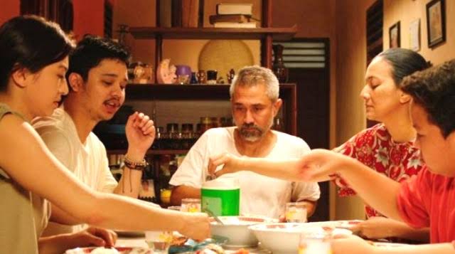 Review Film Orang Kaya Baru : Saat Satu Keluarga Tajir Mendadak
