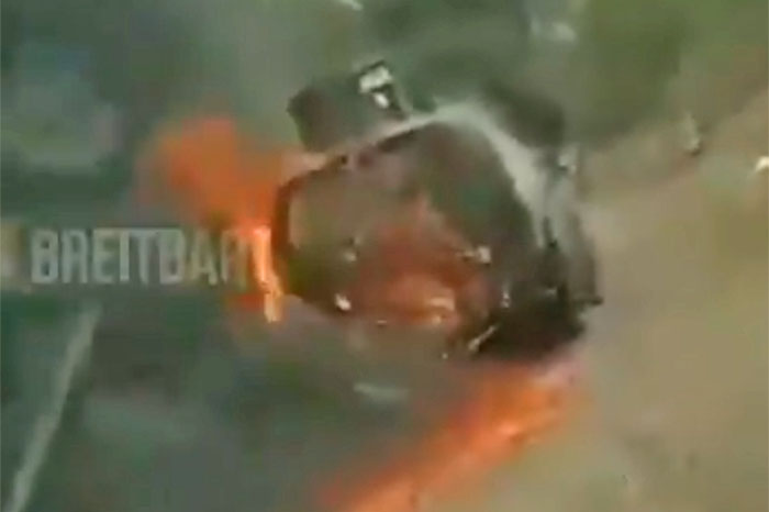 Video: Así quemaron otro monstruo blindado con todo y Sicarios dentro en Aguililla; Michoacán, van 41 Sicarios de Carteles Unidos muertos