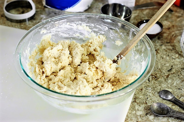 s cypher quite similar a warm buttermilk biscuit slathered amongst melting butter or jam  How to Make Fluffy Buttermilk Biscuits