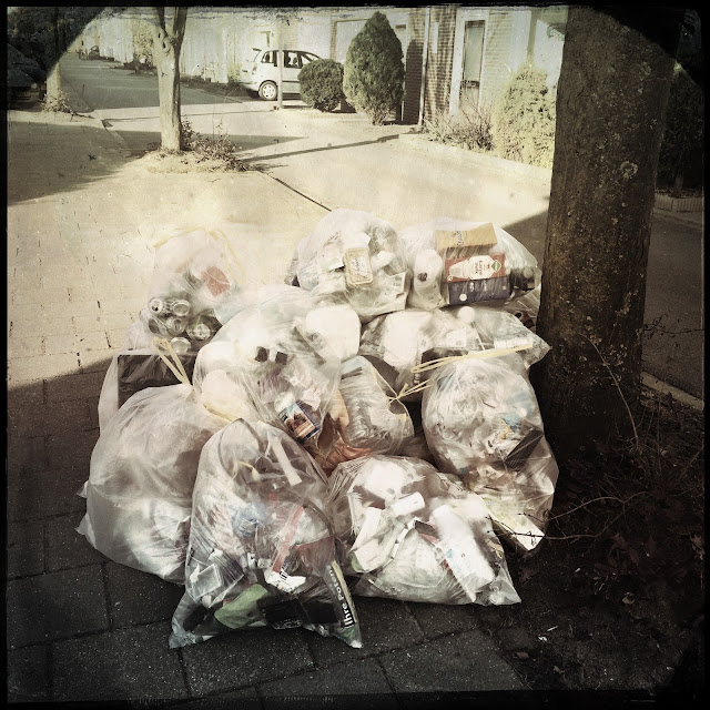 Plastic-afval. Hipstamatic: Juan + C-Type Plate. Foto: Robert van der Kroft