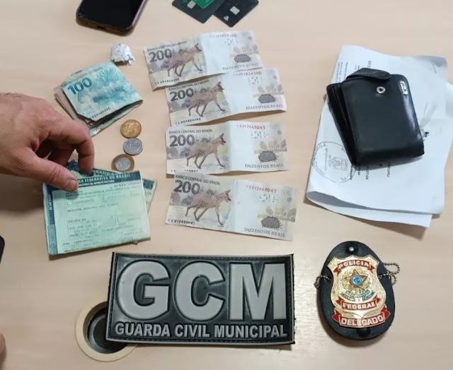 Homem é preso com notas falsas de R$ 200 escondidas em estofado de carro, em Caruaru, PE