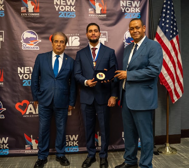 Alexander Rodríguez, alcalde de La Otra Banda, recibe el Premio Lider Latinoamericano 2025 en Nueva York