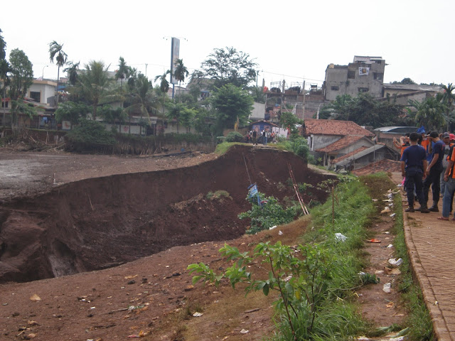 http://hendrasuhendra176.blogspot.com/2014/05/mengenang-tragedi-situ-gintung.html