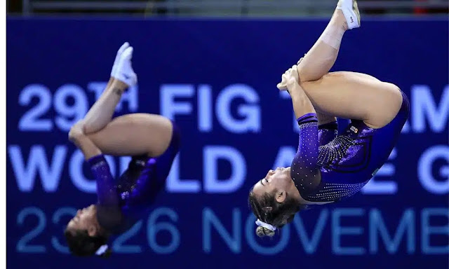 Brasilianische Paare nähern sich dem Podium auf der Varna-Etappe des Trampolin-Gymnastik-Weltcups