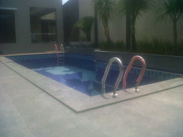  KOLAM  RENANG WHIRLPOOL