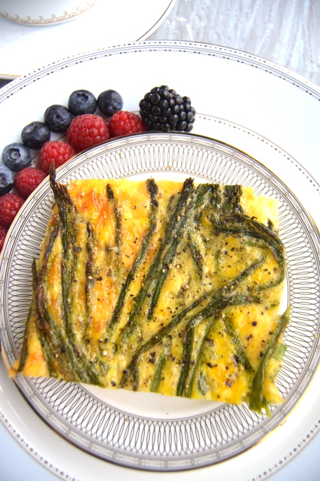 Asparagus and Cheddar Egg Bake with Hash Brown Crust makes the perfect weekend breakfast or is awesome for meal prep. Super easy and tasty! www.nutritionistreviews.com