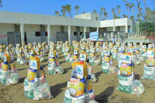 بدء توزيع مساعدات غذائية للنازحين والمتضررين بمربع مدينة الحديدة