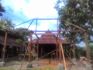 Dijual limasan full kayu  jati tebal soko guru 14 cm, luas 11x7 meter tinggi 3 meter, dijual komplit dengan sinom/emper 4 sisi, harga 95 juta. Cocok untuk pendopo dll.  SMS/WA : 08179442249 | PIN : 7D839780