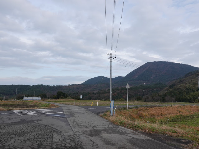 鳥取県西伯郡大山町赤松集落の農道を赤松池に向かいます