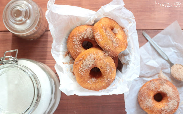 Homemade Donuts mit Zucker und Zimt