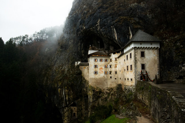 www.fertilmente.com.br - O Castelo de predjama tem vista privilegiada da cidade, vantagem estratégica importante para os castelos da antiguidade