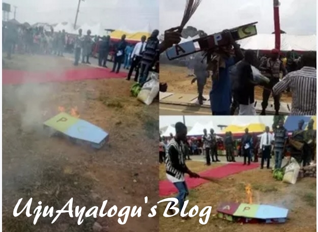 APC members dump party for PDP in very unusual style in Rivers (Photos)