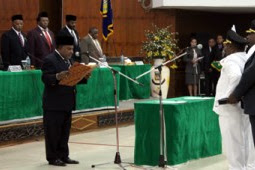 Gubernur Enembe Lantik Willem Wandik Sebagai Bupati Puncak Periode 2013-2018
