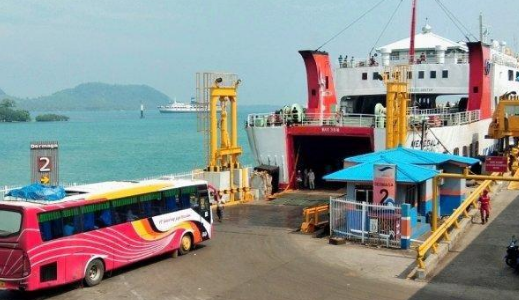 Mobil Tercebur di Pelabuhan Merak