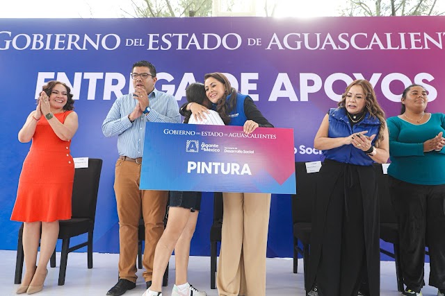 TERE JIMÉNEZ ENTREGA APOYOS A 800 FAMILIAS DE JESÚS MARÍA PARA MEJORAR SU VIVIENDA.