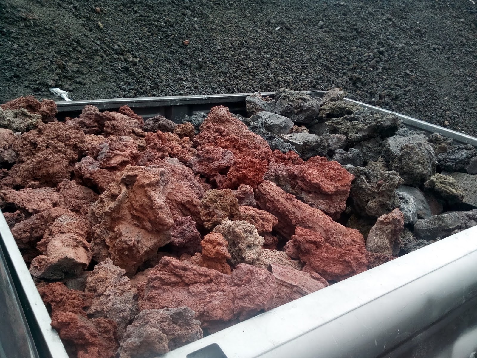 Arena, grava y piedra volcánica de colores Lava Roca: Limpieza de aguas  residuales, casi gratis