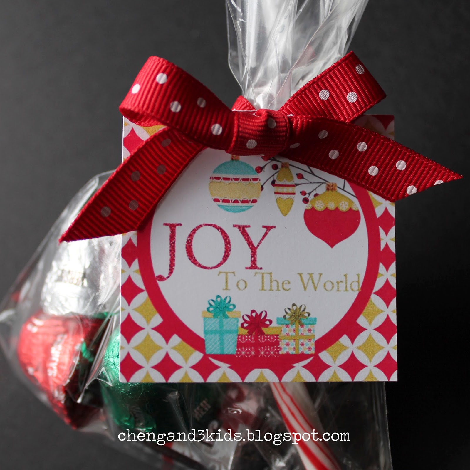 Free Printable Christmas Gift Tags by Cheng and 3 Kids