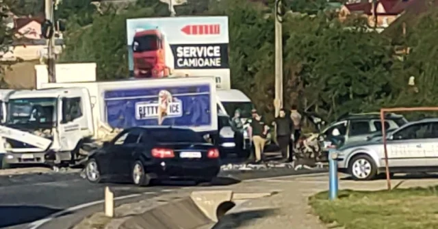 Accident la Salcea. Coliziunea între un autoturism și o camionetă de transport înghețată