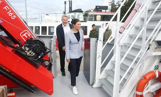 Crown Princess Victoria wore a kavaj frida linen blazer by Lexington. Adidas Stan Smith white runners