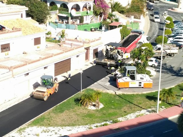 El Ayuntamiento de Benalmádena asfalta las calles de Torremuelle