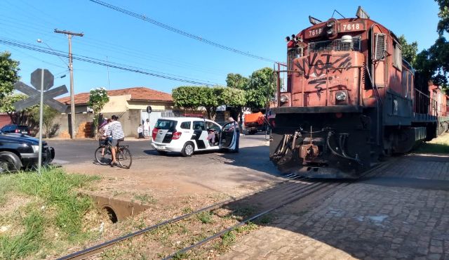 Um homem morreu depois de ser atropelado por um trem, na manhã deste sábado (1), em Guararapes.