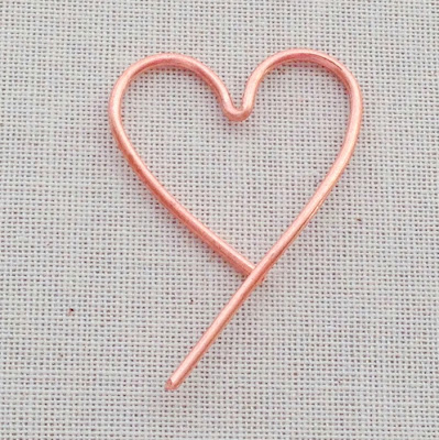 Free jewelry making tutorial on how to make a heart shaped wire frame that you can use to add beads with wire or thread.  Lisa Yang's Jewelry Blog