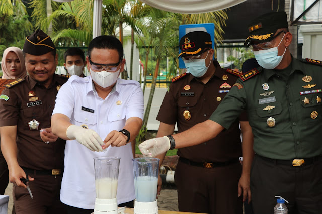 Pj. Bupati Muara Enim Ajak Bersama Perangi Narkotika saat Ikuti Pemusnahan Barang Bukti Kejahatan