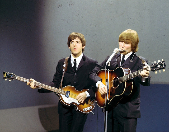 Paul McCartney y John Lennon actúan en Granville Studios en Fulham, Londres, el 3 de octubre de 1964