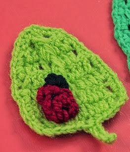 http://lasmanualidades.imujer.com/6787/patron-de-hoja-en-crochet-con-mariquita