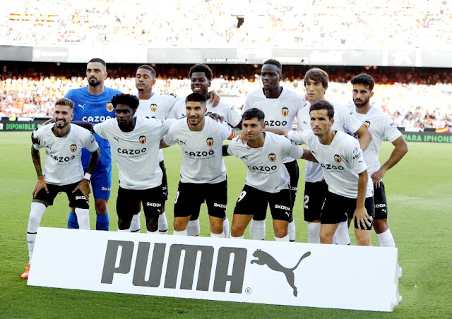 VALENCIA C. F. Temporada 2022-23. Mamardashvili, Samuel Lino, Yunus Musah, Diakhaby, Jesús Vázquez, Cömert. Samu Castillejo, Thierry Correia, Carlos Soler, Hugo Duro y Hugo Guillamón. VALENCIA C. F. 1 GIRONA F. C. 0 Domingo 14/08/2022, 19:30 horas. Campeonato de Liga de 1ª División, jornada 1. Valencia, estadio de Mestalla: 39.359 espectadores. GOLES: 1-0: 45+1’, Carlos Soler, de penalti.