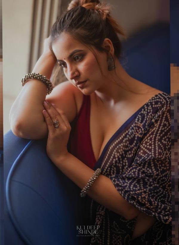 jolly bhatia cleavage saree curvy actress