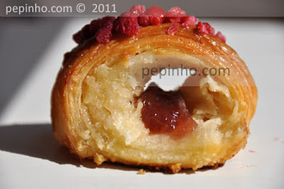 Croissants de crema de almendras al sirope de rosas, compota de frambuesas y lichis.