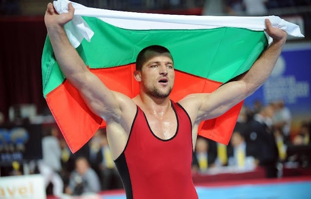 Elis Guri rising the Bulgarian flag with his bare hands