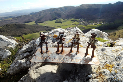 Diminutas figuras de Atxabal mirando a Domaikia