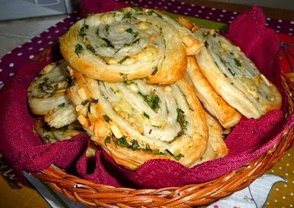 Простая выпечка с луком и яйцом