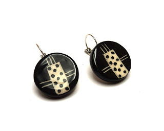 boucles d'oreilles dormeuses rondes noir et blanc avec graphisme sur céramique